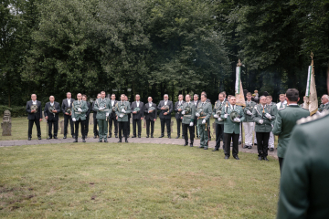 111-2024_05_23_Schuetzenfest_Ehrenmal-00111